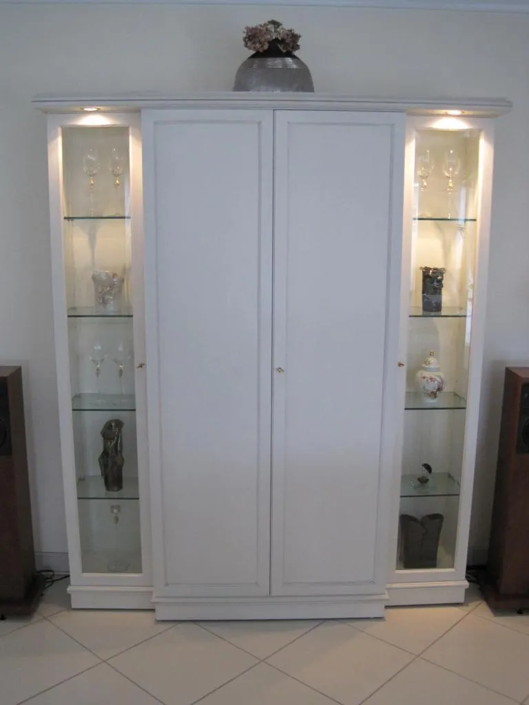Schrank, mit zwei Glasvitrinen und Innenspiegel, weiss