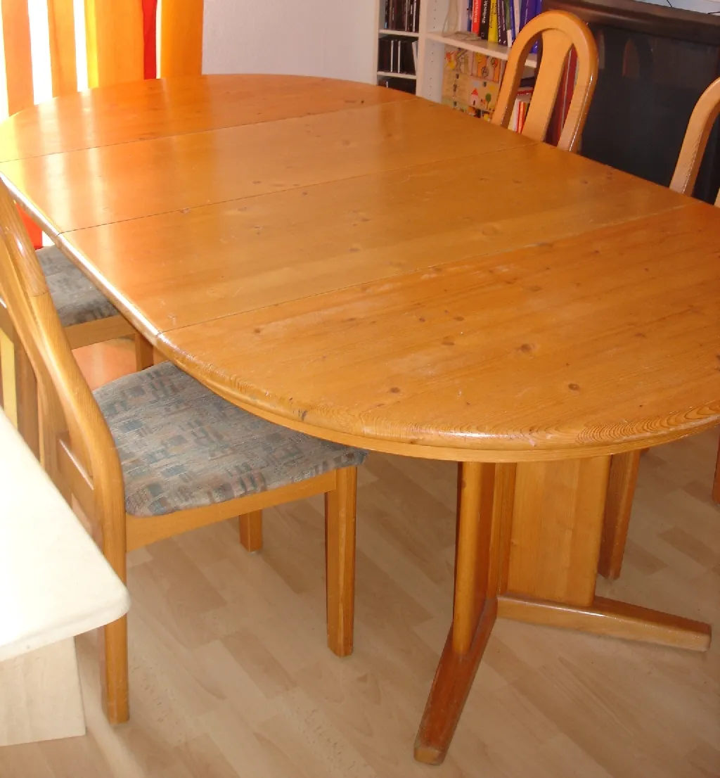 Schönes ausziehbares Esszimmer - Kirschholz-Massiv mit 4 Stühlen