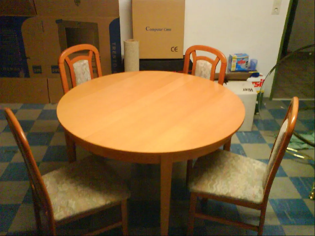 Runder Tisch mit 4 Stühlen