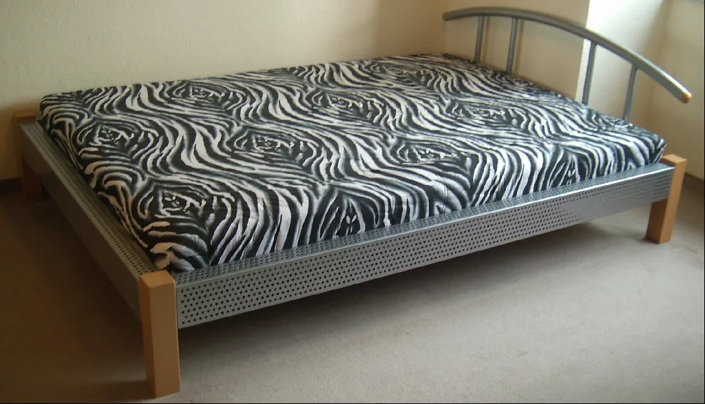 Bett inkl. Rost und Matratze – Bild 1