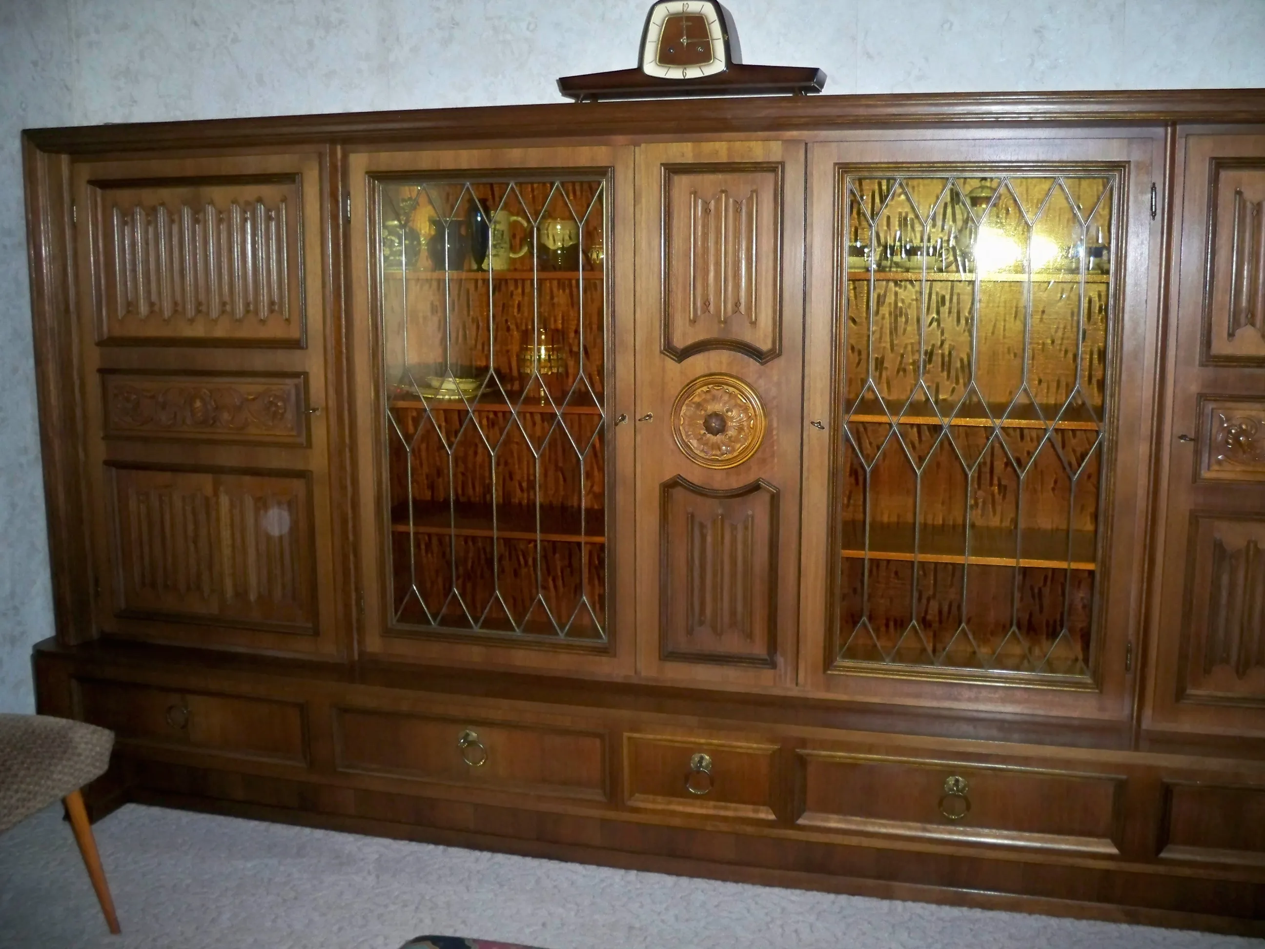 Wohnzimmerschrank mit Anrichte aus Holz,verschnörkelt