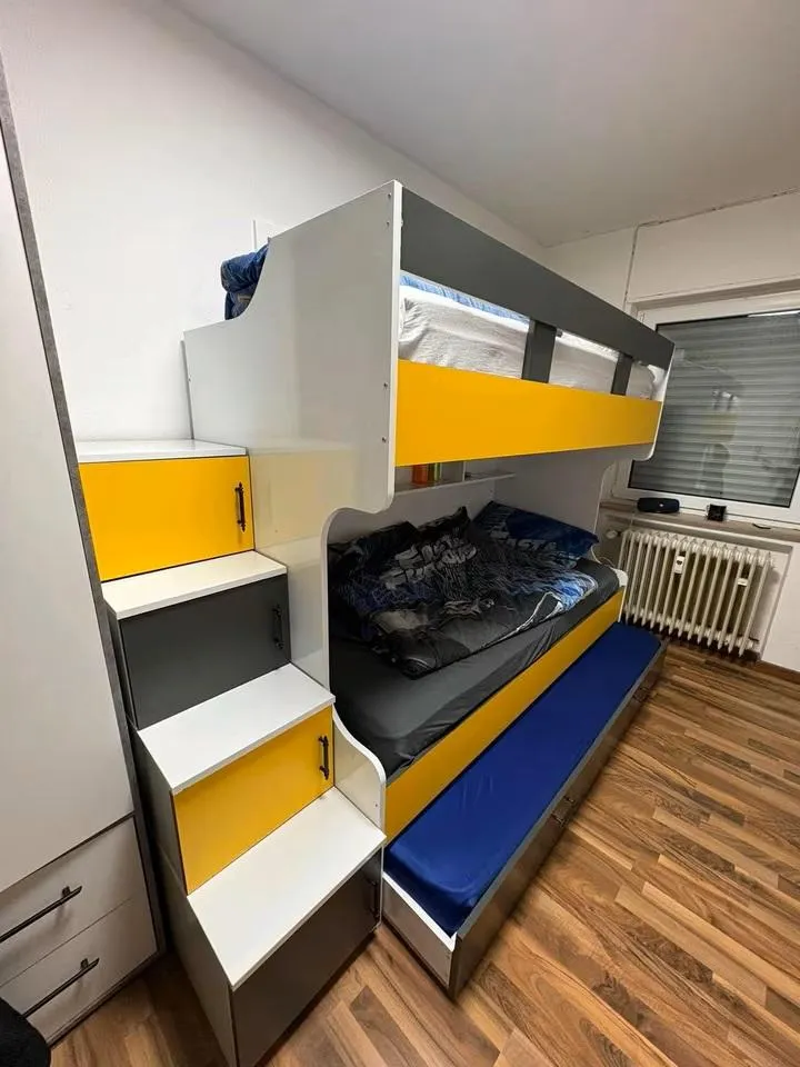 Hochbett (oder Drei Etagenbett). 3 mal 90 x 200 cm