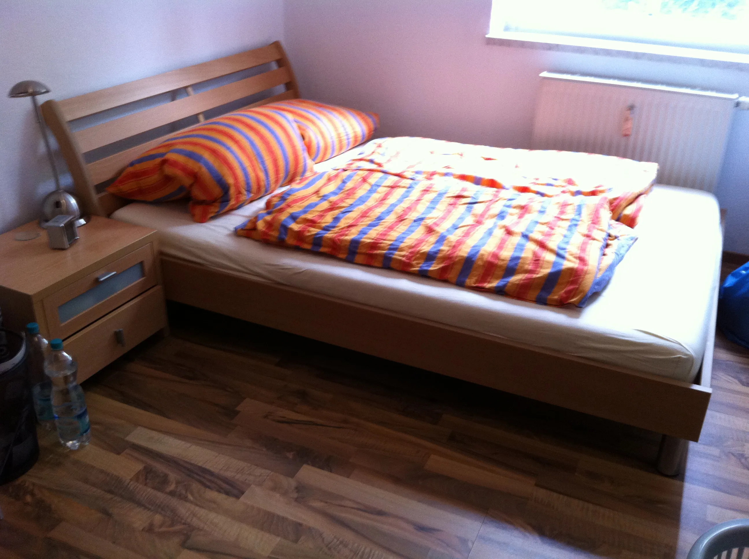1.40x2,00m Bett mit Lattenrost und Matratze