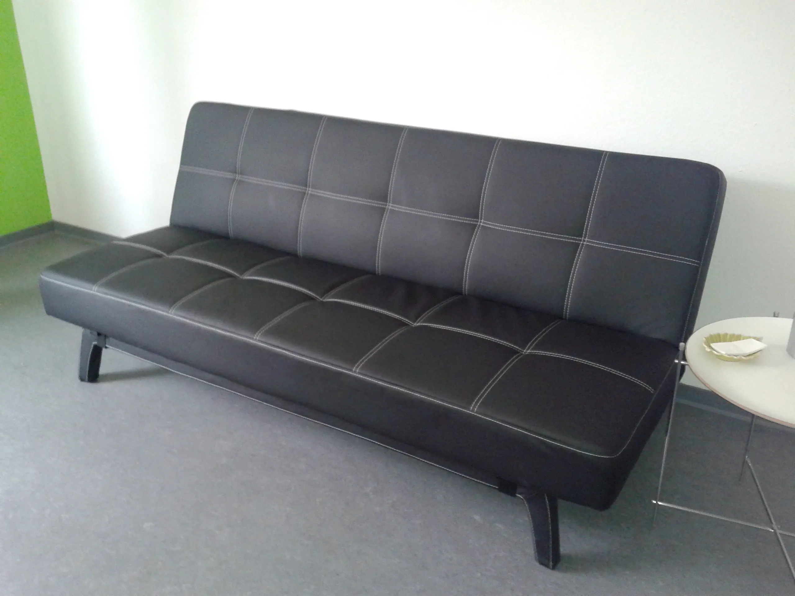 Elegante Couch, auch als Gästebett geeignet