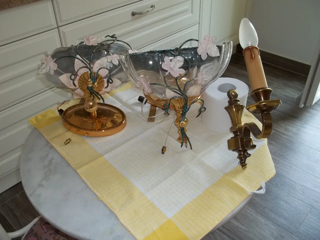 2 gleiche Wandleuchten und eine Wandleuchte mit Birne zu verkaufen – Bild 1