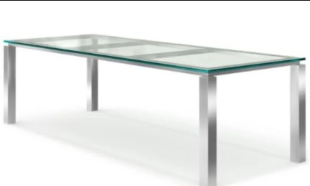 Esstisch mit Glasplatte