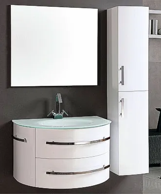 Weißer Badezimmerschrank und Hochschrank